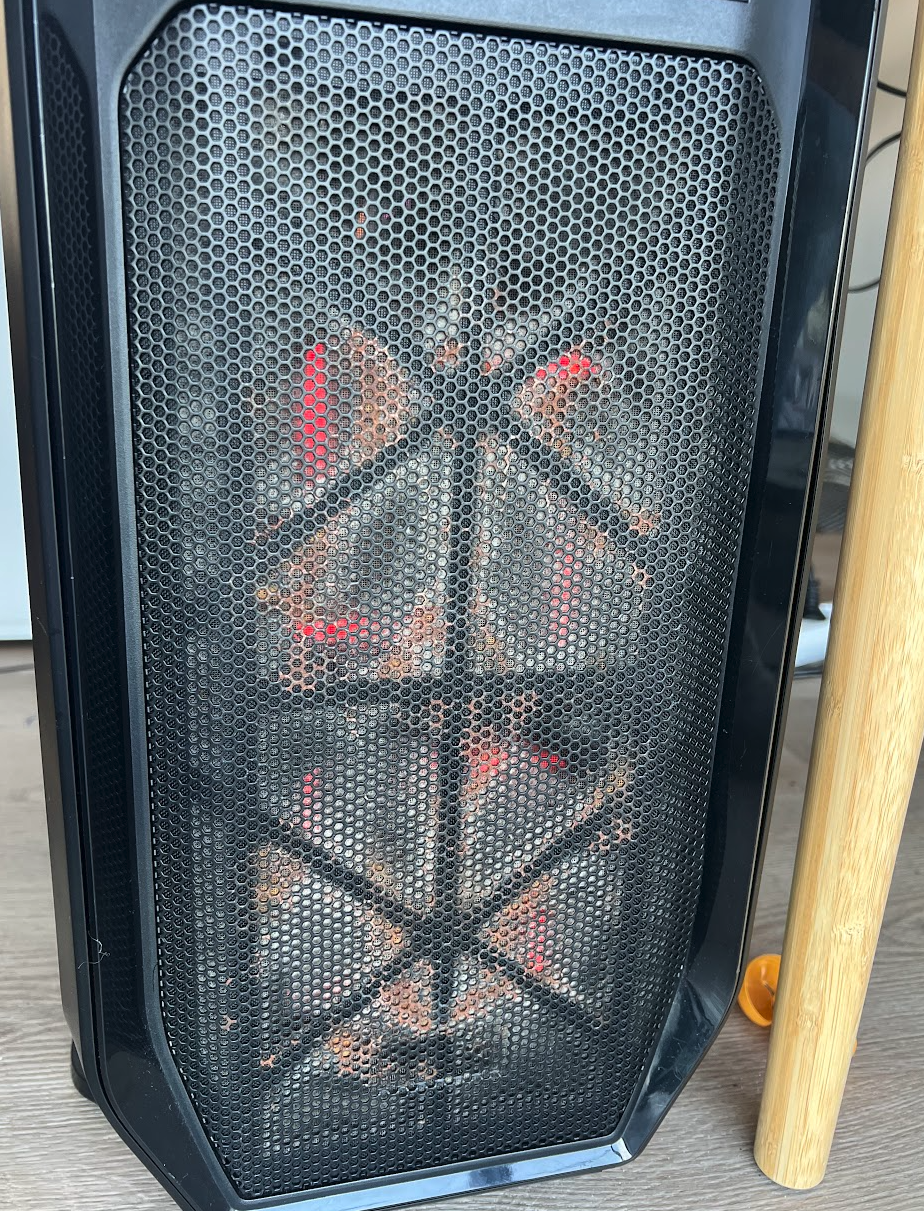 The case's front mesh: character, not corrosion